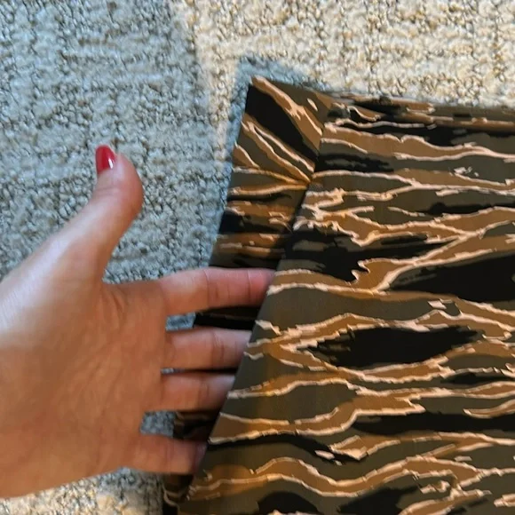 Carine Roitfeld Paris for Uniqlo pencil skirt in army green size 2 - Picture 3 of 12